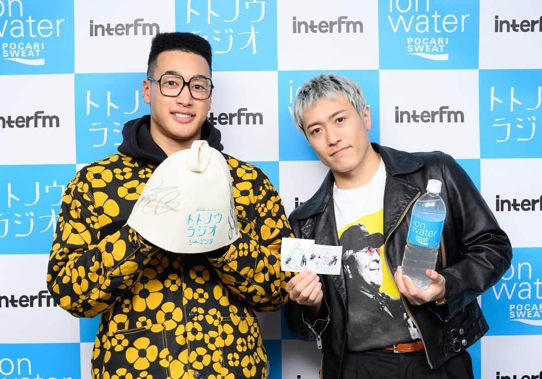 InterFM897さんのインスタグラム写真 - (InterFM897Instagram)「Mon. pm20:30‐21:00 #イオンウォーター presents トトノウラジオ DJ:田邊駿一（@bluenvo）  忙しい現代においての究極のリラックス方法=「ととのう」方法を、ゲストとともに探求する期間限定のSPプログラム。  3/20 (月) のOAでは、先週に引き続き、GENERATIONS（@generations_official）から、中務裕太（@yuta_nakatsuka_official）さん、関口メンディー （@mandy_sekiguchi_official）さんをお迎えしました。   今回は中務さんの理想のサウナ施設について迫ってみましたが、大理石に、ネオンに、ジャグジー、DJブース...という「パリピサウナ」が誕生！🕺  大人気(?)のお悩み相談コーナーでも、力一杯の熱波とともに体育会系でアツアツなアドバイスを飛ばしていただきました🔥  放送しきれなかったゲストトークは、interfmのYouTubeで期間限定アーカイブ配信中！   そして、中務裕太さんと関口メンディーさんの直筆サイン入り 番組オリジナル サウナハット＆ステッカーに加え、ポカリスエット イオンウォーター pocarisweat_jp 900ml 12本セットが当たるプレゼントキャンペーンをinterfmオフィシャルTwitterアカウントで実施中♪    #トトラジ #interfm #サウナ #ととのい #GENERATIONS #中務裕太 #関口メンディー #パリピサウナ #熱波 #アウフグース #悩み相談 #温冷交代浴  #イオンウォーター #プレゼント #田邊駿一 #BLUE_ENCOUNT」3月20日 22時15分 - interfm897