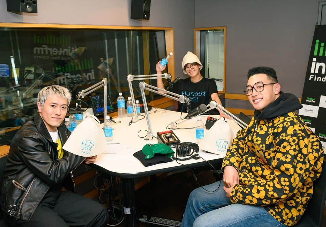 InterFM897さんのインスタグラム写真 - (InterFM897Instagram)「Mon. pm20:30‐21:00 #イオンウォーター presents トトノウラジオ DJ:田邊駿一（@bluenvo）  忙しい現代においての究極のリラックス方法=「ととのう」方法を、ゲストとともに探求する期間限定のSPプログラム。  3/20 (月) のOAでは、先週に引き続き、GENERATIONS（@generations_official）から、中務裕太（@yuta_nakatsuka_official）さん、関口メンディー （@mandy_sekiguchi_official）さんをお迎えしました。   今回は中務さんの理想のサウナ施設について迫ってみましたが、大理石に、ネオンに、ジャグジー、DJブース...という「パリピサウナ」が誕生！🕺  大人気(?)のお悩み相談コーナーでも、力一杯の熱波とともに体育会系でアツアツなアドバイスを飛ばしていただきました🔥  放送しきれなかったゲストトークは、interfmのYouTubeで期間限定アーカイブ配信中！   そして、中務裕太さんと関口メンディーさんの直筆サイン入り 番組オリジナル サウナハット＆ステッカーに加え、ポカリスエット イオンウォーター pocarisweat_jp 900ml 12本セットが当たるプレゼントキャンペーンをinterfmオフィシャルTwitterアカウントで実施中♪    #トトラジ #interfm #サウナ #ととのい #GENERATIONS #中務裕太 #関口メンディー #パリピサウナ #熱波 #アウフグース #悩み相談 #温冷交代浴  #イオンウォーター #プレゼント #田邊駿一 #BLUE_ENCOUNT」3月20日 22時15分 - interfm897