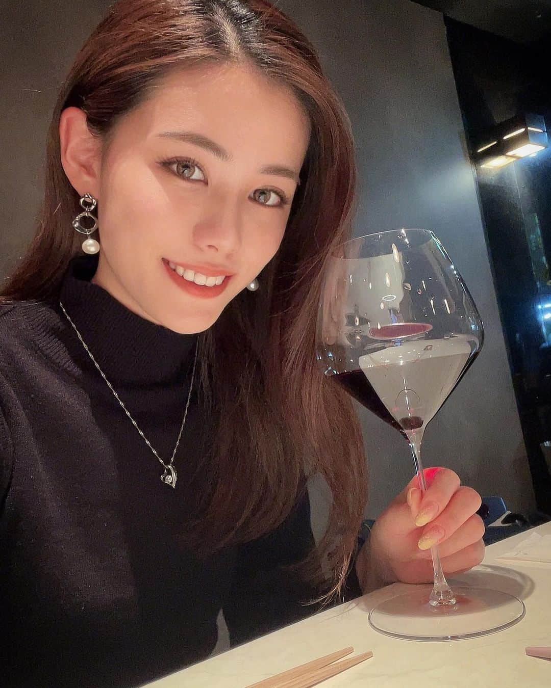 Tomokaのインスタグラム：「. 文京区にあるおしゃれなバー🍷  ワインに合うお食事がたくさんあってどれも美味しかったです♡  頂いたお食事が2枚目から順に、  ＊キャビアが乗るホタテのソテー ＊ウナギとゴボウの焼きおにぎり ＊合鴨の柔らかステーキ ＊白身魚とジェノベーゼのリゾット ＊あっさりカルパッチョ ＊バスクチーズケーキ  飲み物が、  ＊夜の紅茶（柚子と紅茶・卵白のすっきりしたオリジナルカクテル） ＊ベンド（甘口の赤ワイン）  お店の方もフレンドリーで話しやすくて、とても過ごしやすかったです🥂  個人的に箸置きがめちゃくちゃ可愛くて、気に入ってしまったので載せておきます😍  P.S. よく見たら最後の写真に通行人写ってることに気づいた… すみません😅 . . . PR @chanfe.tokyo #文京区 #文京区グルメ #ワインと料理 #ワインと共に #湯島グルメ #湯島 #湯島グルメ #湯島ディナー #ワインバー #ワインに合う料理 #ワイン好きな人と繋がりたい #ワイン飲み比べ #カクテル #カクテルバー #東京グルメ #東京ディナー #chantetokyo #winelover #winebar #cocktail #tokyobar #tokyodinner #tokyofood」