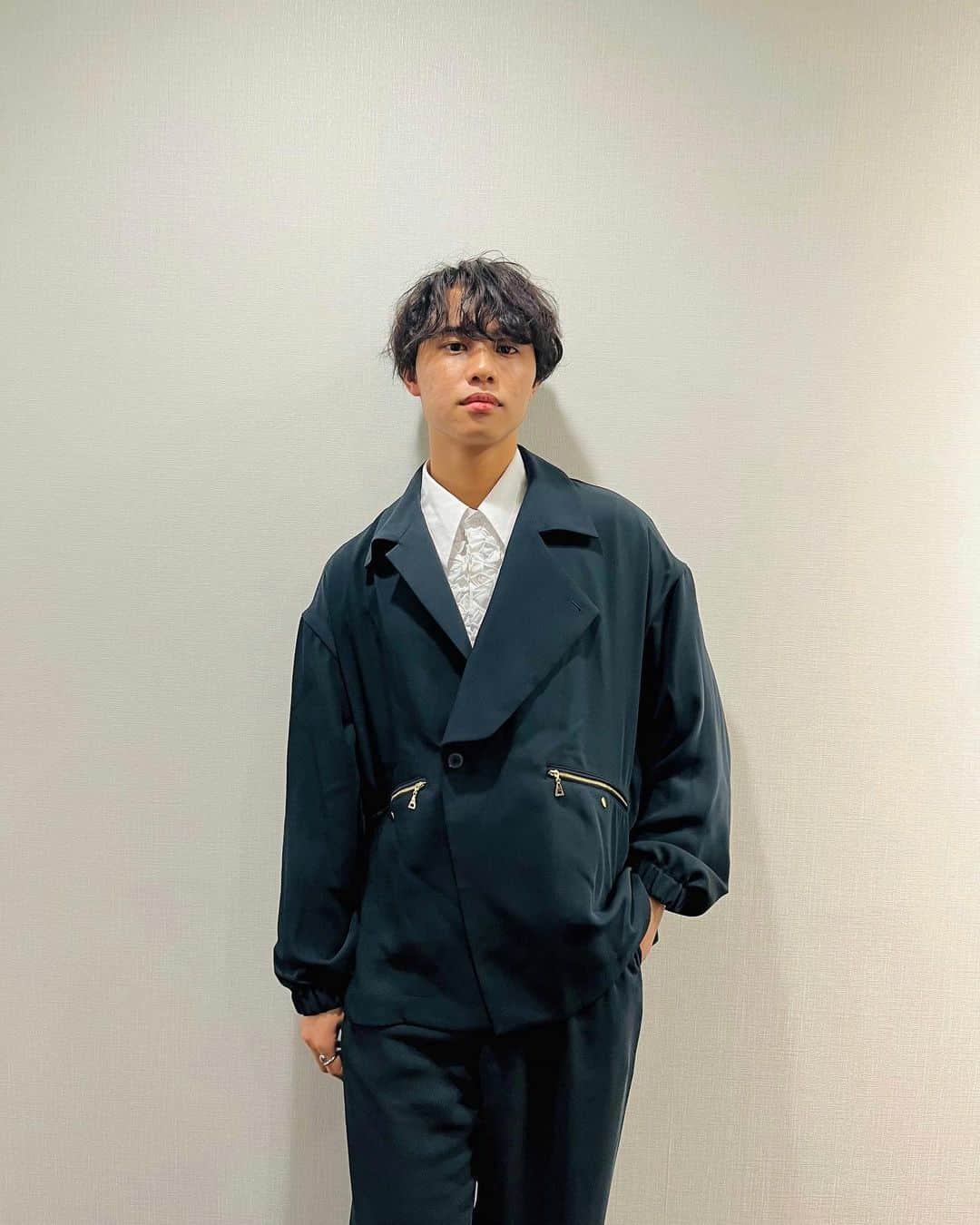 SHOWさんのインスタグラム写真 - (SHOWInstagram)「_  お気に入りの服でおしゃれした日🫶  インナーはこのシャツがドレッシーで1番合うの〜  髪もセットしてみたけど、どうー？💭  #BUDDiiS #SHOW」3月20日 22時18分 - showofficial___