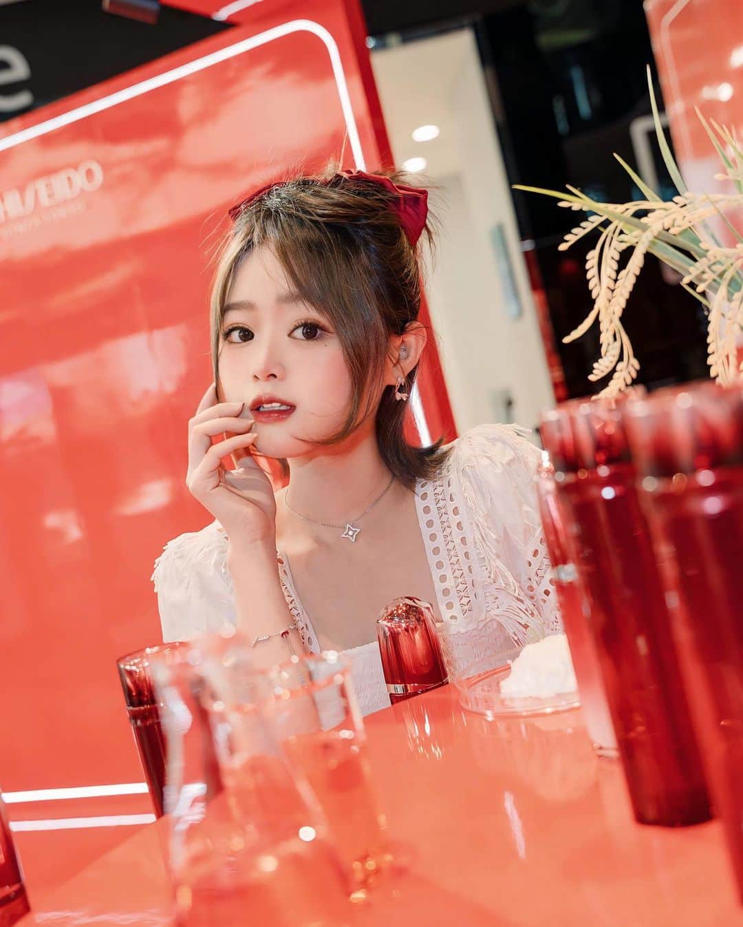 徐薇涵（Wei Han Xu）のインスタグラム：「長期戴口罩肌膚不穩定 可以試試資生堂全新推出的 #資生堂奇蹟露  每1滴奇蹟露中都涵蓋超過一百萬隻克菲爾乳酸菌💗 4MSK和日本四國香柚精萃✨ 能夠淨化黑色素～ 讓肌底微循環🔄改善膚質更有感  📍 快閃店 新光三越台北信義新天地 A11樓 （Tesla 展示空間旁） 現場有互動小遊戲🪄還可以做肌膚檢測喲  @shiseido  #shiseidotaiwan #shiseidoskincare  #資生堂奇蹟露 #活酵克菲爾萃取物 #啟動奇蹟」