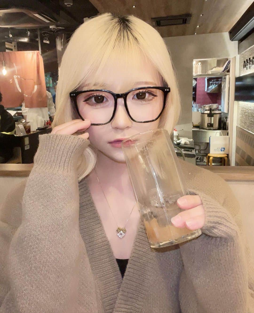 いーたろのインスタグラム：「昨日は南越谷にある 〝溶岩食堂しんのすけ〟食べに言ったんだけど、びっくりするほど美味しくてお酒も私のドストライクな味の梅干しサワーあって最高だった😳❤️ お店の雰囲気も良いしご飯も美味しいからぜひみんなも行って！🔥  #いーたろ#南越谷#しんのすけ#私の沼にハマりなさい」