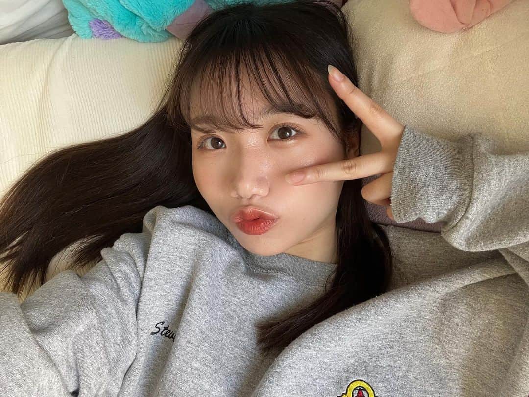 のインスタグラム：「ベッドでゴロゴロ最高♡  この前人生初美容鍼を @quinbelle_omotesando でやってきた！！ 施術後は頭が軽くなって顔もスッキリしてまたやりたい✨  このうなの投稿見て予約したら美容鍼の施術が通常18,000円が初回7,000円で受けれる👍🏻 美容鍼も美容整体は初回36,000円が15,000円で受けれるから気になる人はぜひ💕 . . . #02 #selfie」