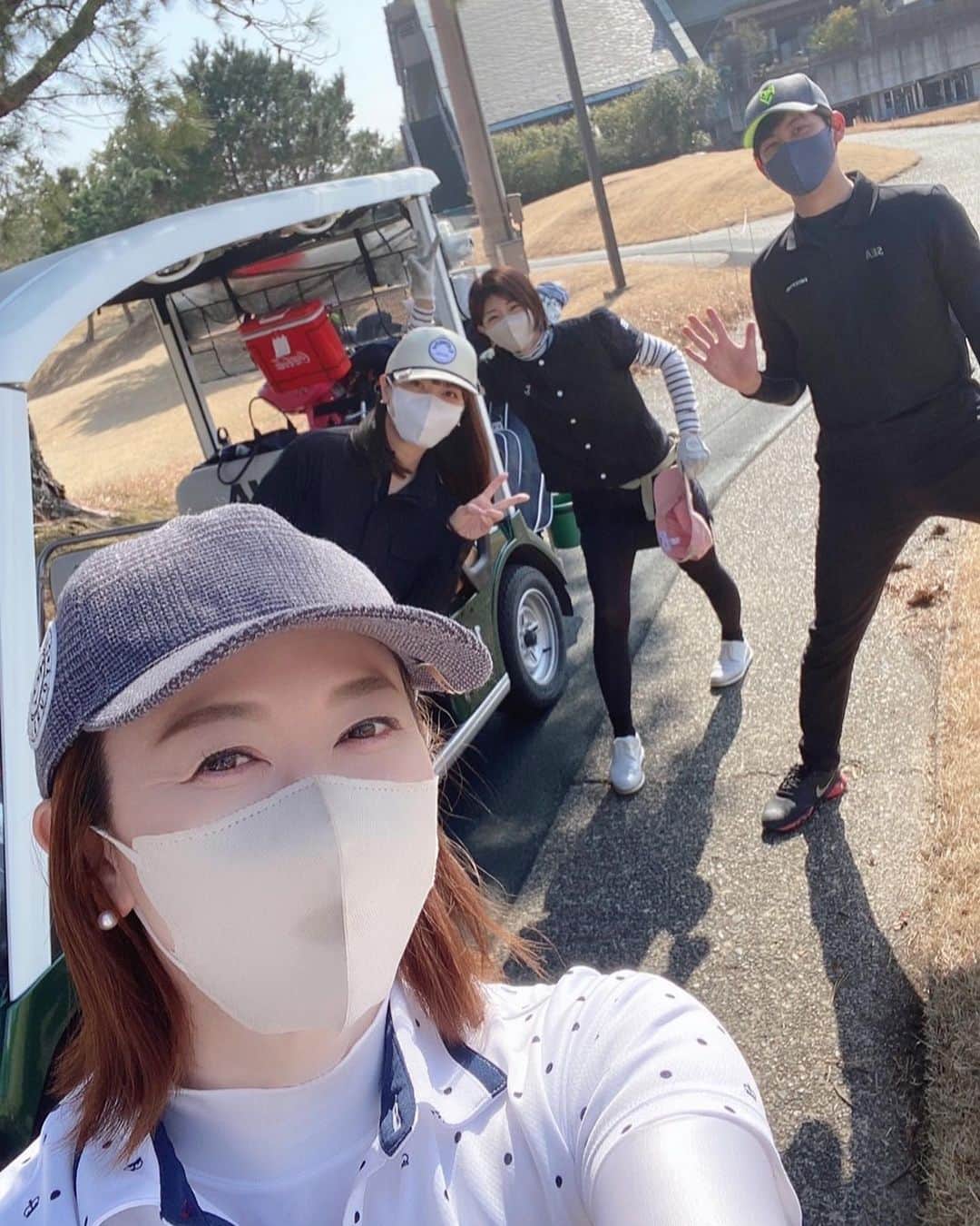 のインスタグラム：「先日のゴルフラウンド⛳️ 沢山笑った幸せ時間でした🤍  明日は春分の日ですね🌸 なんだか最近花粉症が辛くなってきました💦 アレルギー検査をしたら 私は「ハンノキ」アレルギーのようです。 ハンノキ…？調べよぉ💦 　  #golf #happy #smile #田中雅美さん #潮田玲子ちゃん #草薙和輝 くん #また行きたい #花粉症 #忘れたい」