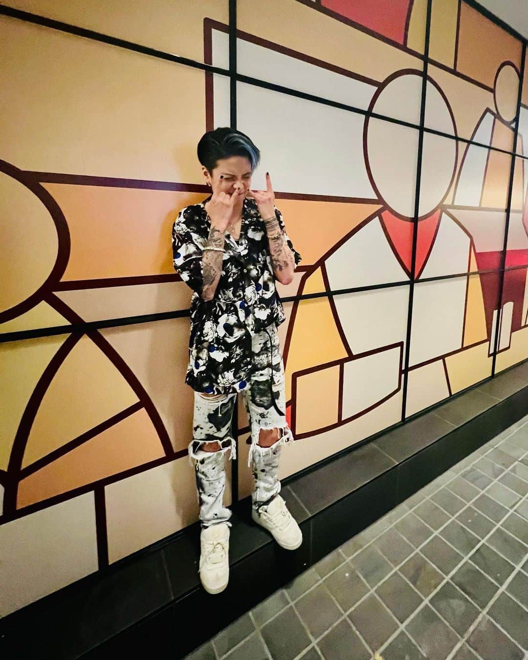 アンバー のインスタグラム：「Melbourne was WILD 🔥🔥 thank you so much for goin crazy with me💜 coffee was amazing and shout out to the lil joey chillin 🤟」
