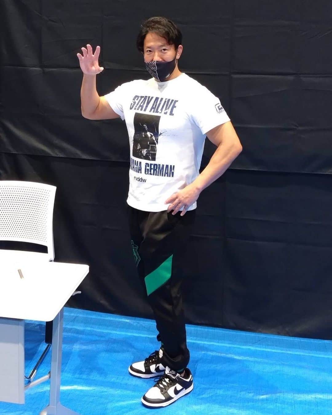 原田大輔のインスタグラム：「.  19日は横浜武道館で最後のサイン会でした。  たくさんの方が来てくれて、たくさんの気持ちを受け取りました。  来てくださった皆さん  本当にありがとうございました。  こんなポーズをしてますが、めっちゃ嬉しかったです！  #noah_ghc  #noah_gooods #ノアコーデ #stayalive  #rvddw」
