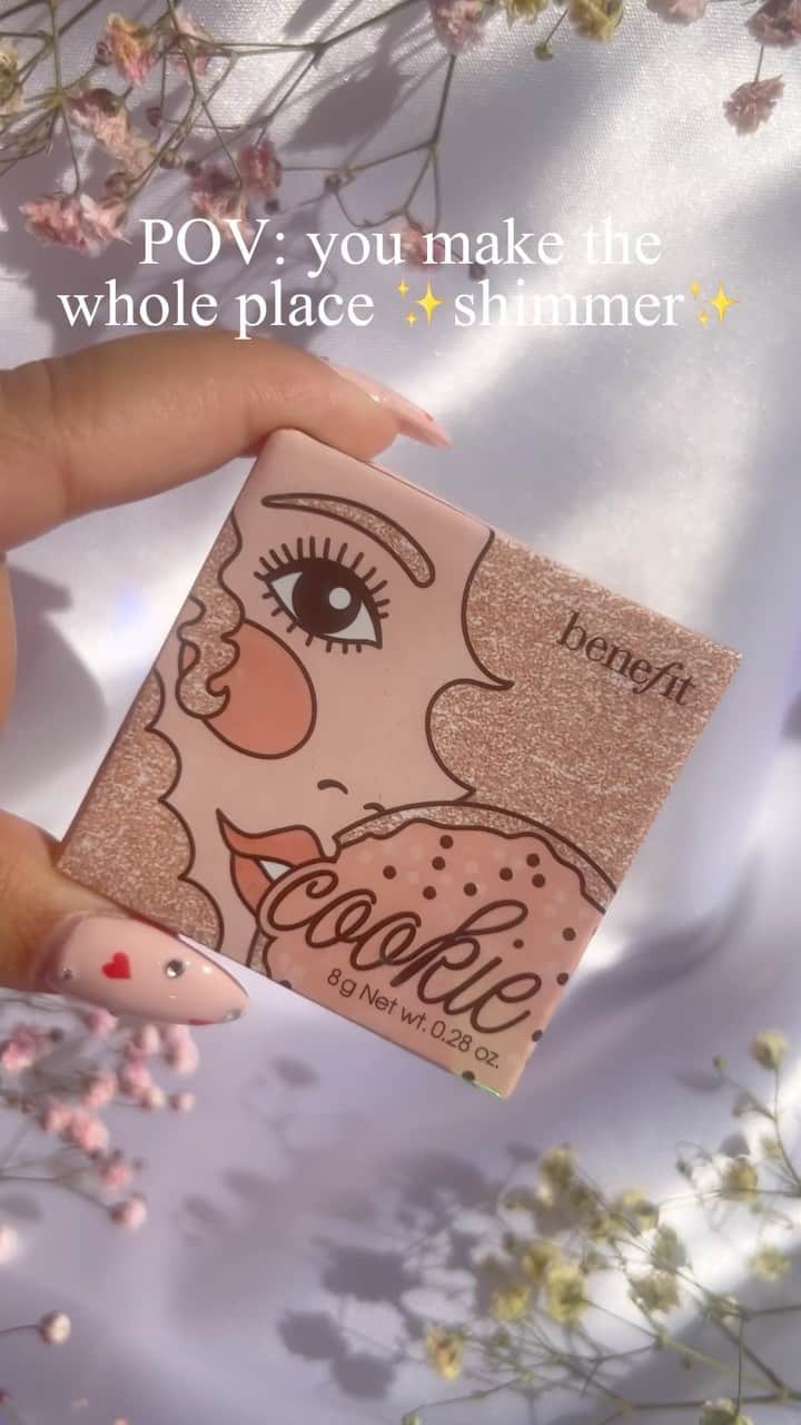 のインスタグラム：「✨ Going in for that glowing skin ✨  ⁠ Our timeless #cookiehighlighter is a superfine golden-pearl shimmer. Seamlessly blend it onto the high points of your face, and watch as you glow 🤩⁠ ⁠ #benefitcosmetics #makeup #highlighter #glowyskin」