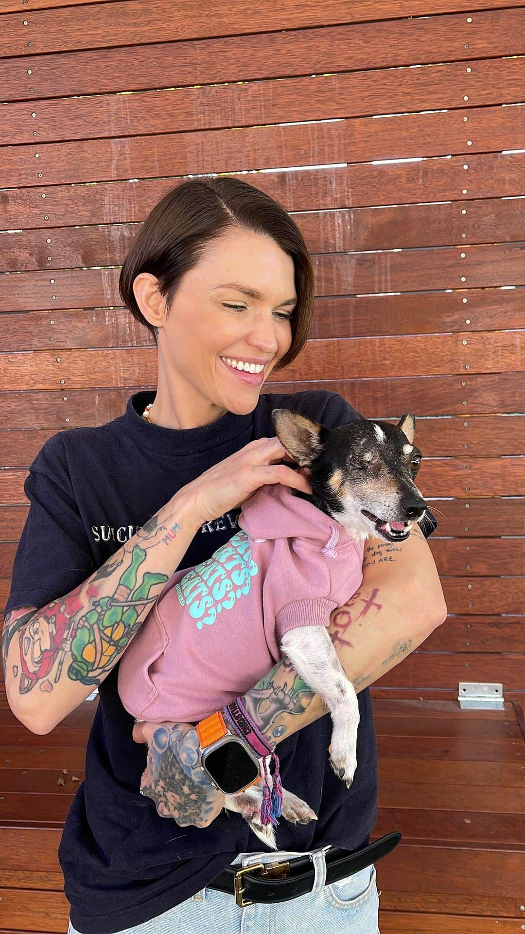 ルビー・ローズのインスタグラム：「We had a surprise visitor at our North Melbourne shelter this week: international superstar Ruby Rose!  Ruby has always loved animals, in fact she used to sell painted leaves to raise money for The Lost Dogs’ Home when she was a child! We were thrilled when Ruby stopped by yesterday to meet some of our furry friends and kindly donate some goodies for them too.  While Ruby toured the shelter, we introduced her to a few of our animals who are looking for their forever homes, (and it’s safe to say they definitely stole her heart!).  We’re so grateful for Ruby’s support and look forward to welcoming her back very soon!  #TheLostDogsHome @rubyrose」