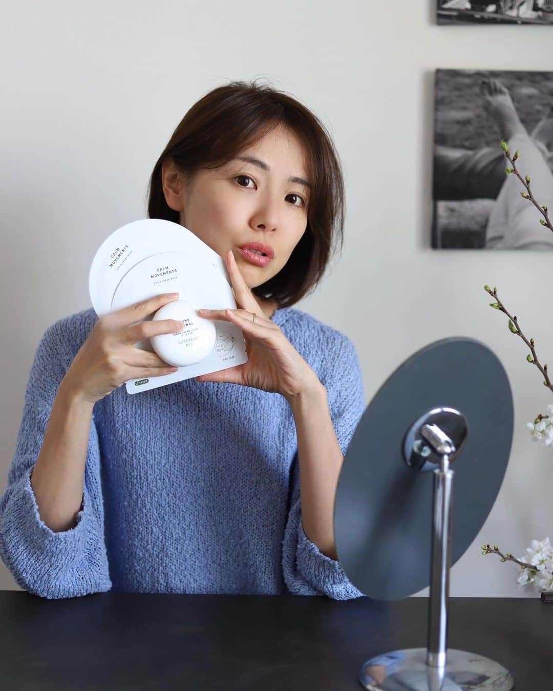 小松あやのインスタグラム：「. いま注目されてちょこちょこ話題にもあがってる『代替卵』 ⳹スキンケアにも存在する⳼ってご存知でしたでしょうか😌 今月10日に日本に上陸したNY発🇺🇸のヴィーガン※スキンケアブランド 『SUPEREGG』🥚　@superegg_jp 　 バランスのとれた高い栄養価を含む食材として知られている卵🥚 実は、卵由来の美容成分は肌にハリ・弾力をもたらすなどエイジングケア効果もあるとされているんだそうです。そんな卵の持つ美容効果に着目し、最新のテクノロジーと高品質な植物由来成分を軸に再現されたヴィーガンコスメがこのSUPER EGGなんです👏 　 7種類のラインナップの中でセラムクリームとマスクを早速試させていただきました。 ✎𓂃（使用方法は動画参照） Ｓｕｐｅｒｅｇｇ　サウンド　リニューアル　セラムクリームは、朝晩使える美容液クリーム。軽いテクスチャーなんだけど、つけた後潤いが肌の上にぴたーっと留まって、まさにむき卵みたいな印象のお肌が誕生🐣笑  Ｓｕｐｅｒｅｇｇ　カーム　ムーブメンツ　アイアンドチーク　マスクは、アイアンドチークということで、目元から頬にかけてのエイジングサインが出やすいスポットに使えるアイテム。ハイドロジェル状のマスクが肌をひんやり鎮静化してくれて、外した後は、もっちり弾力のあるお肌になりました❄️ 　 卵の成分でできたコスメって新しい発想だったけど、ヴィーガンであることやアレルギーフリー処方がかなえられているのなら、これは画期的なコスメの誕生じゃないですか🤭🍃 　 コロンとしたフォルムがかわいいし、洗面台に置いておくだけで絵になりそう。他のラインナップも揃えたくなっちゃうわ🥚 ※ヴィーガンとは動物由来成分不使用のこと 　 #superegg  #スーパーエッグ #ヴィーガンコスメ #ヴィーガンエッグ」
