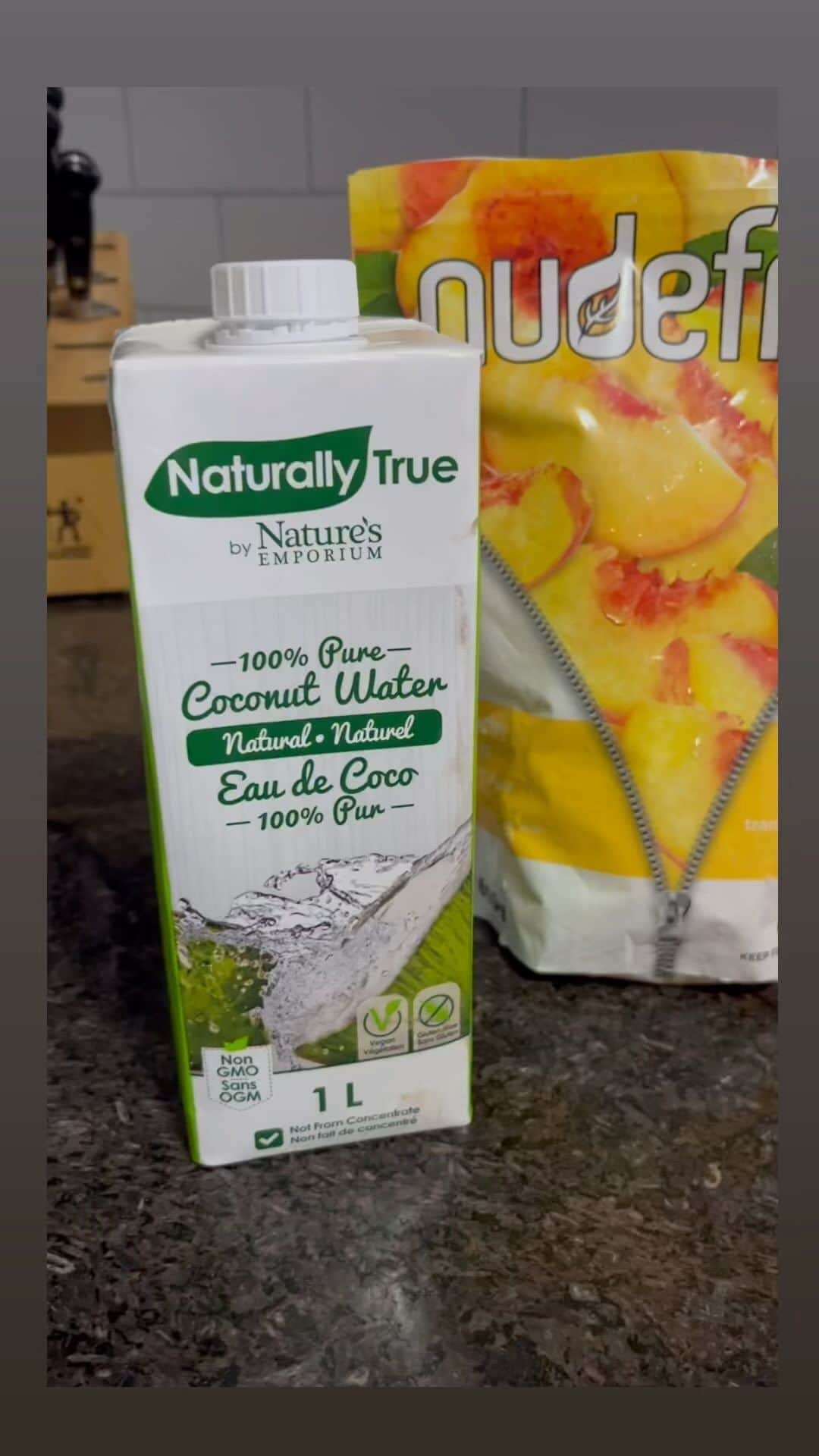 メーガン・デュアメルのインスタグラム：「On Thursday I shopped the @naturescanada flyer and today I used all the goodies I bought to make a delicious and nutritious smoothie fit for an athlete!  Let’s look at the nutritional value of this smoothie 👇   ⭐️ @yoggu.foods : High in healthy fats which fuel us through moderate intensity workouts! Also rich in fibre and probiotics 😉   ⭐️ Dates : Always Organic by Nature's Emporium. High in Vitamin B3, which helps convert carbs into energy! Nature's Emporium's house-brand offers great value on organic products.  ⭐️ Coconut Water : High levels of electrolytes! Think potassium and magnesium. No need for Gatorade!  ⭐️ @nudefruitcanada : More potassium. More magnesium. Vitamin C ☀️   You still have time to go to your local Natures Emporium to get these items and make your own nutritiously dense smoothie!   Check out the link in my profile to see their flyer today!  #naturesemporium #naturesemporiumburlington #holsiticnutrition #sportsnutrition #plantbasedathlete #veganathlete #yoggu #burlingtonontario」