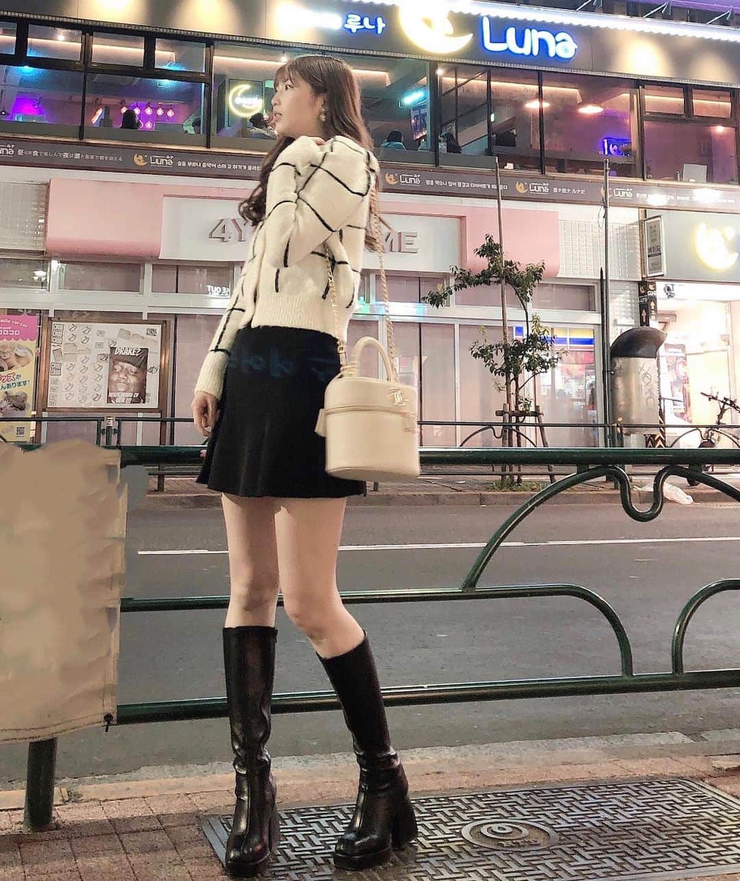 松尾友加里のインスタグラム：「夜の新大久保🫶🏻🇰🇷🌉  久々に新大久保に行きたく なって行ってきたよ〜😆  韓国コスメや美味しいご飯 オタ活も出来て最高だった💕  今日のコーデは💗  トップス👚➡︎ @herlipto   スカート👗➡︎ @snidel_official   ブーツ👢➡︎ @darich_official   バック👜➡︎ @darich_official   このトップスはherliptoで肩のパフスリーブ が可愛いのよ💕😌 スカートはsnidelでハイウエストで最強😆 darichのバニティとブーツ、バニティは 大きいサイズバージョン❣️ブーツは細見えする❤️  祝日だね🧸💕  _ _ _ _ _ ❤︎_ _ _ _ _ #新大久保  #韓国ファッション  #btsarmy  #herlipto  #snidel  #darich  #休日の過ごし方」