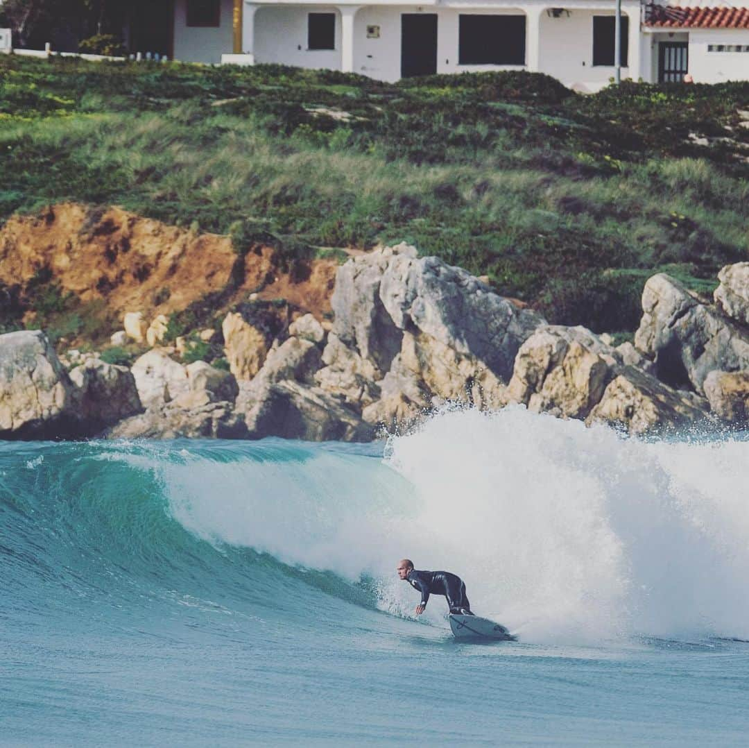 ケリー・スレーターさんのインスタグラム写真 - (ケリー・スレーターInstagram)「Portugal, done and dusted. We judge our success by results in this tour but when I look through the photos and think of the memories, the wins are judged over a lifetime. The emotions we harbor, both good and bad, about our present time run a good spectrum over the course of minutes, days, weeks, years, decades. I don’t know when these times of competition will end but I am sure that many details I miss in the present moments will reveal a much broader appreciation with time and separation. I don’t love competing the way I once did. But I do hold the presence of mind and intensity of the moment as the highest of highs in my lifetime. And i miss them when I let myself down in the competitive sense. I don’t post much here anymore. I spend a lot of time on social media, reading, watching, interacting. It’s an odd addiction. The all encompassing ability to enter other people’s worlds for a moment is strange and fun and terrifying. And sad. I wish for a better world but I know the good is there always. Just like in the tenth frame of this post. Thank you to the Portuguese people and crowds for making me feel at home anytime I’m with you here. It was an emotional day after losing but feeling the love from you all makes hard moments worth all the years of energy and output. 🙏🏽🇵🇹」3月21日 8時11分 - kellyslater