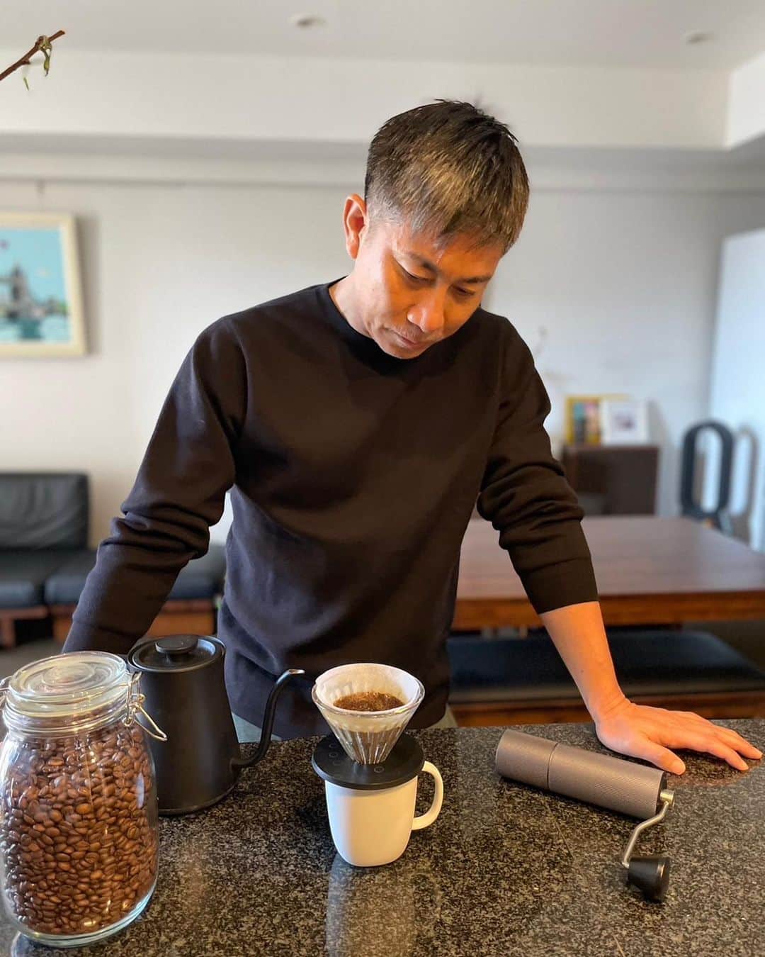 前園真聖さんのインスタグラム写真 - (前園真聖Instagram)「いただいた豆で朝のコーヒー時間。  @junichi_yamaguchi  @here.kyoto   #coffee  #cafe #timemore  #コーヒー #コーヒーミル #タイムモア」3月21日 8時12分 - maezono_masakiyo