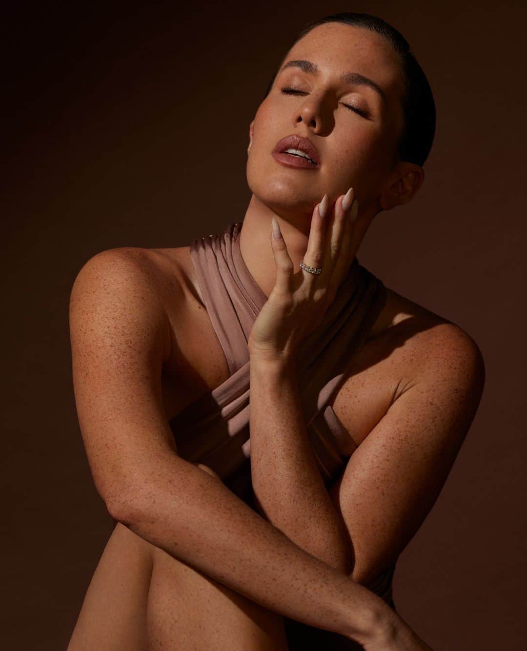 Motives Cosmeticsのインスタグラム：「"I believe makeup should be easy and should always accentuate your natural beauty. My new Essential Collection makes it possible to do just that." -- Amber ⁠ ⁠ Shop the 3 palette collection you will reach for every day at the link In Bio⁠ ⁠ #motives #essentials #iamessential #natural #beauty」