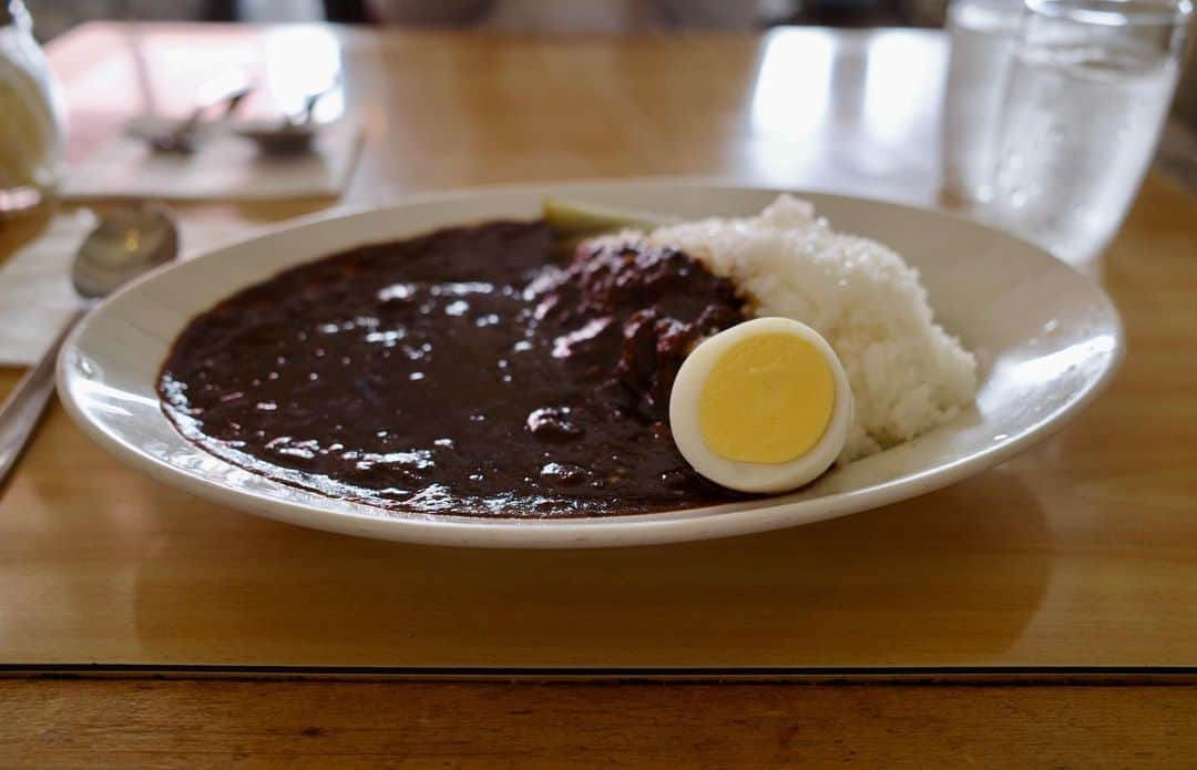 丹生美保のインスタグラム：「.  ご無沙汰、スパ活🍛  スパイスで全身の細胞を活性化させるお食事のことを私だけがそう言ってると思うのだけど、 国立駅程近いロージナ茶房の ザイカレーは見事に全身の細胞を震わせるように私を活性化させてくれました  要するに美味しいカレーです  ひとつの余談があって、 ザイカレーを注文させてもらった時に 「ご飯の量が多いのですが量はどうしますか？」っていうスタッフの方から皆さんに行なう質疑があって、 私は「茶碗の小盛りも食べきれません」って応答したのだけど提供してもらったご飯は多めだったので少食の方は気をつけてね。 ちなみに通常の25〜30%のご飯の量がコレらしい🍛  .  .  .  .  .  #ロージナ茶房 ( @poanha ) #カレー #curry  #photography  #camera #portrait #todayful #japan #tokyo #model #instagood #photoofthedays #instadaily #webstagram #instacool #followme」