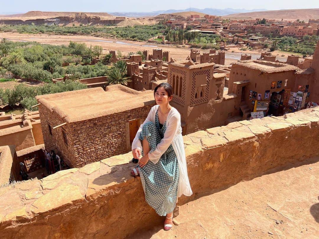 一双麻希 さんのインスタグラム写真 - (一双麻希 Instagram)「ヨーロッパ&モロッコ一人旅🌏 パリから出発し、2週間近く。 今はモロッコにいます。✨ 初めてのアフリカ大陸👀 モロッコで誕生日を迎えました😌 アフリカで自分の誕生日を迎えると思わなかったなぁ。😌 すごくいい歳になりそうな気がしています。😊 マラケシュという都市を巡ったり、 サハラ砂漠に向けてツアーに参加して、 色んな国のみんなとの出会いがあったり。 想像もできない景色の連続で、、 感じること、伝えたいことがありすぎて追いつきませんが笑💦 ゆっくり投稿していこうと思います。  #ヨーロッパ一人旅 #モロッコ #アフリカ大陸  #海外一人旅 #女一人旅 #海外旅行 #モロッコ旅行 #マラケシュ #サハラ砂漠 #サハラ砂漠ツアー #モロッコ一人旅 #モロッコ旅 #旅好き女子 #旅好き #アイットベンハドゥ #morocco #marrakech مراكش #مراكش#آيتبنحدّو# #山ガール #登山女子 #登山 #山好きな人と繋がりたい #自然が好き #アウトドア好き #アウトドア女子 #旅好きな人と繋がりたい」3月21日 8時27分 - isso_maki315