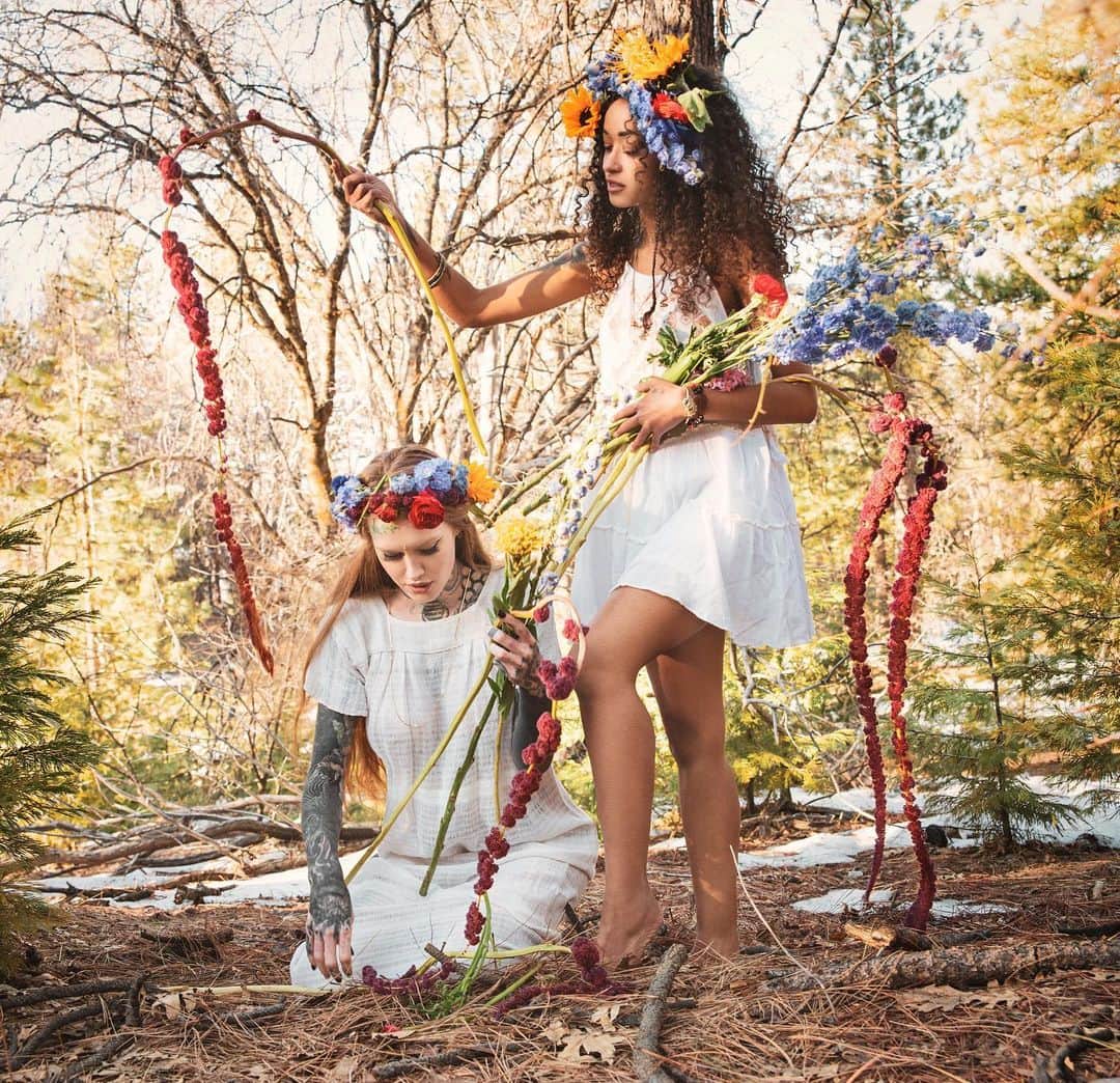 スキン・ダイアモンドのインスタグラム：「@maeganmachine & I braving the snowy mountains in the name of art. Happy Ostara! 🌱✨🌑   Photography by @gardenofhedon.love」
