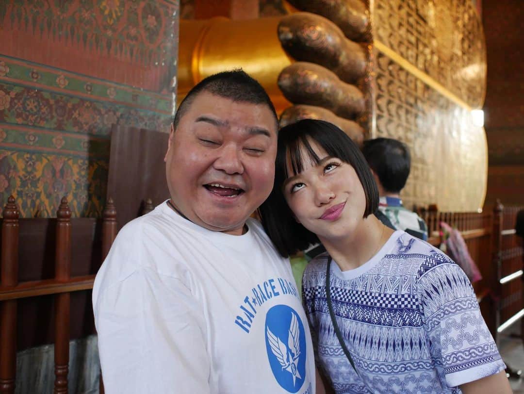 金原早苗のインスタグラム：「川畑座長！御勇退おめでとうございます㊗️🎊  川畑座長は座長でもあり、 今週も、ランチ行きましょうよって誘ってみると「いこか！」って軽く言ってくださる優しい先輩でもあり、よく飲みにも連れて行って頂いたり、相談にものっていただいたり、悩んでる時は📩を下さってすごく褒めて下さったり、川畑座長の新喜劇では計算されまくりの台本で、笑いの連発で見事なまでの本捌き！！を体感させて頂き、頭の形は変だけど…その形の中身は本当、本を書く📝天才なのだ！と思わせられるよーな、、 そんなそんなすごい座長の御勇退。。  とても、勿体ないけど とても、カッコイイ！！  本当、、お疲れ様でした。👏  これからは川畑座長の教えを忘れず、 後輩に私が伝えていく番！です。  また飲みに行きましょうねー🍺って気軽に言わせて下さい！！  そしてNMBの子たちの誕生日は忘れないくせに、今週わたしの誕生日は忘れていた 川畑座長の事は一生忘れません！  最後の座長公演で川畑座長の奥さんできて 本当幸せでございます。  あーん。あと、色紙に川畑兄さんじゃなくて 「川畑座長」って書くべきでした。💦 一生悔やまれます。🙇‍♂️🙇‍♀️🙇  お疲れ様でした！！！ これからも宜しくお願い致します🤲  写真は全国ツアー行った時の タイの涅槃像前で📸 縁起がいいよね！なんか。笑」