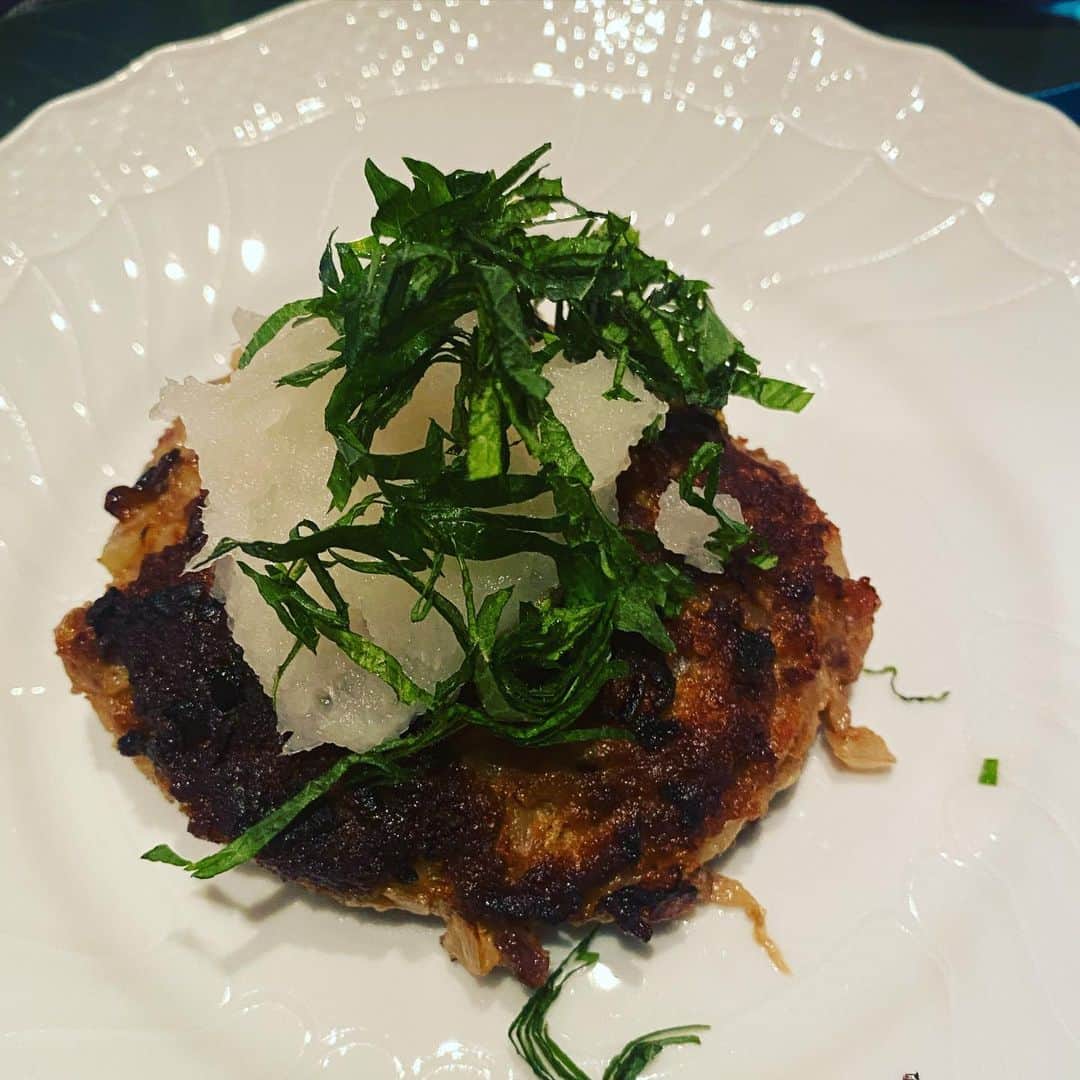 のインスタグラム：「小4の息子が 料理に目覚めました。  初めて作ったハンバーグ  玉ねぎのみじん切りでは 涙を浮かべながら ひき肉を混ぜるときも 感触に戸惑い 大根おろしも必死にすり下ろし  焼き加減もよくて 玉ねぎをしっかり感じられる 肉汁溢れる絶品でした。  先日はホワイトデーのお返しに 本命にチョコケーキも作ったし 次は何を作ってくれるのかなぁ  #小4男子#料理男子 #初めてのハンバーグ#目玉焼きと味噌汁くらいしか作れなかった#次はシチュー？」
