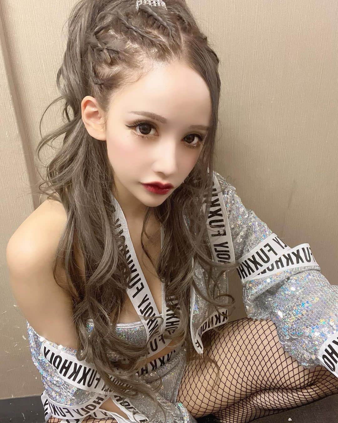 あいかりんのインスタグラム：「頑張りすぎなくていいんだよ 休んだっていいんだよ  完璧じゃないのに完璧主義だから 理想が高くなってしまって苦しんでいる  もう少し自分自身に時間をあげて もっと自分を愛して 焦らず生きて  いつか誰かの役に立っている事に気づけるよ。」