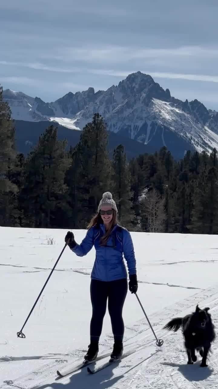 3M（スリーエム）のインスタグラム：「Cold hands? SNOW thank you! ☃️ For any wintery adventure, choose lightweight, breathable gloves made with 3M™ Thinsulate™ technology!  #science #thinsulate #insulation #outdoor」