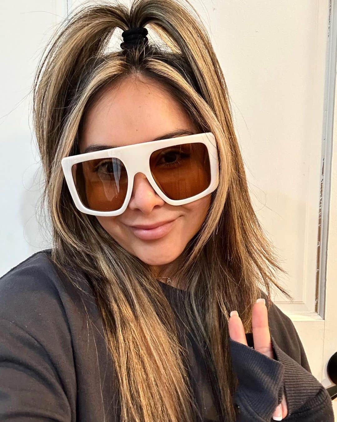 ニコール・ ポリッツィのインスタグラム：「MAWMAAAA. Only a few left of my Snooki Shades 😎 Not restocking!  Link in bio to shop my online store! 💋 @thesnookishop」