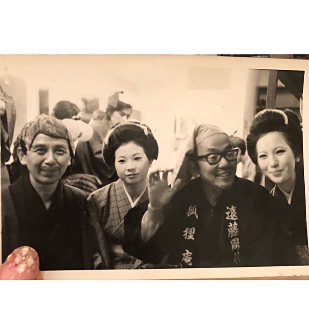 春名愛海のインスタグラム：「Rest easy mom.  I wish you could come back, but I don’t want you to suffer anymore.  Will always love you. and miss you. 母が他界しました。 お葬式、初七日と終わりましたがまだまだ忙しく、正直忙しすぎて実感も湧きません。  日本にいるとご飯のお誘いとか頂くのですがちょっとまだ無理かな。と、こちらで理由をご報告させてください。  母は1番右。祖父が1番左。似てるかなー」