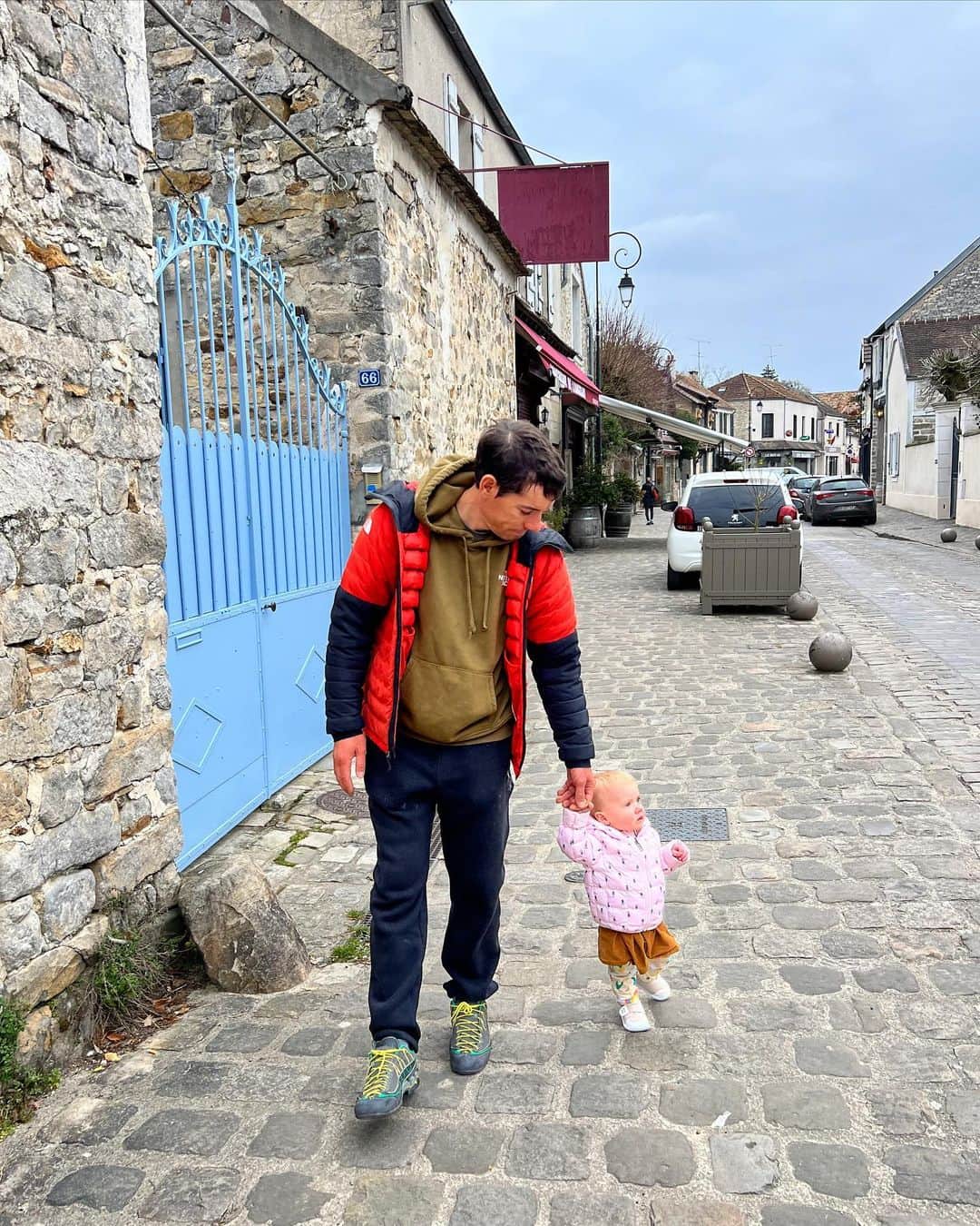 アレックス・オノルドのインスタグラム：「We’re on a family trip to Fontainebleau!! It’s my first time bouldering in Font and, as one of our friends told us before the trip, it’s even better than the hype. Baby June is thriving in the forest, I’m adapting to the slopey, non-hold style, and we’re generally having a good time with friends. The other day I did my first circuit (the whites at Isatis) and it was quite an experience - it felt a lot like big wall free climbing even though I was never more than 20ft off the ground. The fatigue by the end of the day, the psychological side (some of the problems were rather serious…), and the foot pain all felt like I was up on a big wall. The boulders have a lot to offer!  All the pics were taken by @sannimccandless over our first few days.」