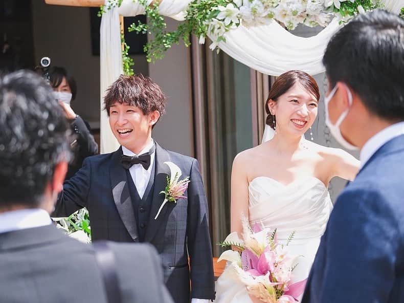 のインスタグラム：「最上階のテラスでゲストとパーティ✨  @fiorebianca_wedding  @cocon.by.chloriscinq   ............................................................ 【2022年口コミ7年連続受賞】  \ゲスト満足度❤︎鹿児島県No.1/  ▪︎天空からまばゆい光が降り注ぐ 純白のチャペル ▪︎鹿児島中央駅・天文館から近い 鹿児島唯一の好立地 ▪︎完全貸切の空間で 特別感に包まれた心地よい1日を .......................................................... スタッフブログやㅗ 卒花レポート 会場見学 こちらからご覧いただけます♩  ▶︎ @thepeak_wedding トップページURLの 公式HPより、、、❤︎  #鹿児島#鹿児島花嫁 #ザピークプレミアムテラス #2023春婚 #2023夏婚 #2023冬婚 #wedding#ウェディング#家族婚ウェディング #親族婚 #親族結婚式 #少人数婚 #ウエディングブーケ #ナチュラルウエディング #大人ウエディング #花嫁さんの力になりたい #ウエディングフォト #おしゃれウエディング #カメラ #天文館 #コロナ対策 #ドレス迷子 #ブライダルヘア #結婚式アイディア #鹿児島結婚式#鹿児島結婚式場」