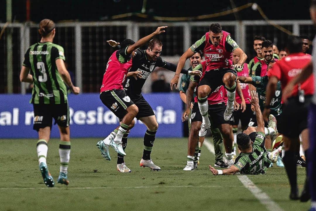 ダニーロ・フェルナンド・アベラールのインスタグラム：「Pula nao pra ver kkkk  Parabéns a todos pelo resultado e classificação para a FINAL, mas em especial a essa nossa UNIÃO e HUMILDADE que só nós sabemos o quão importante é, sem duvidas essa nossa irmandade vai nos presentear com coisas grandes!   O melhor está por vir 🙏⭐️」