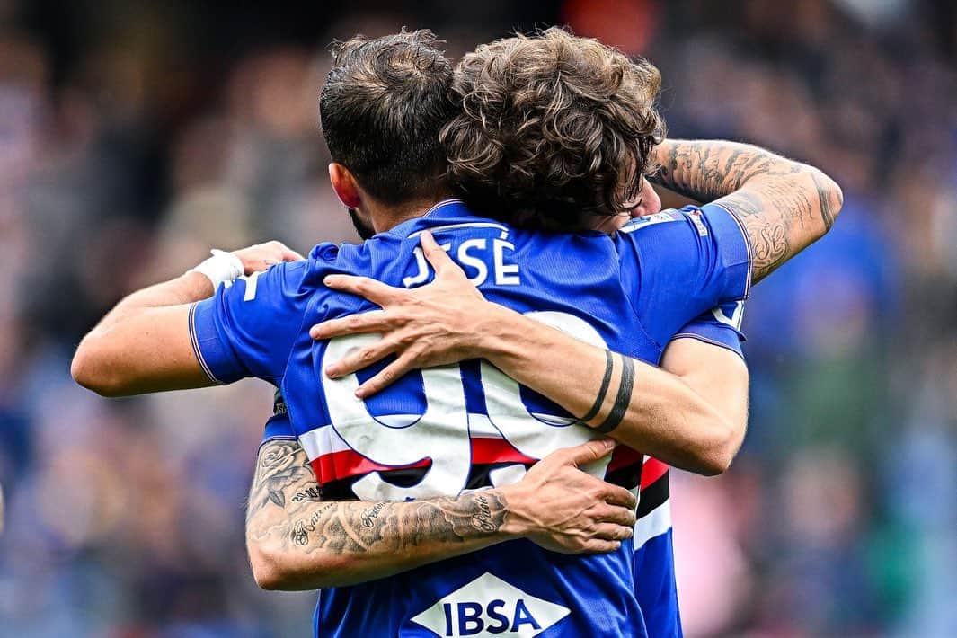 のインスタグラム：「Bonita victoria la de ayer con nuestra afición +3 y vamos luchar todos juntos hasta el final @sampdoria  👍🏾 😄」