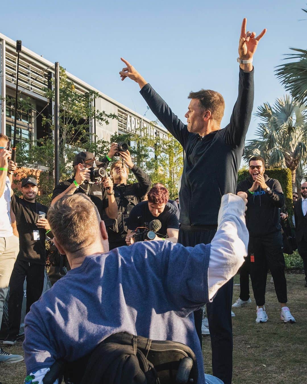 トム・ブレイディのインスタグラム：「Got together with my @autograph.io family in Tampa to celebrate the end of The Huddle, our first Signature Experience.   This past season was the closest I’ve ever been with some of my biggest fans, and I couldn’t think of a better way to close it all out. The future of fandom is bright!」