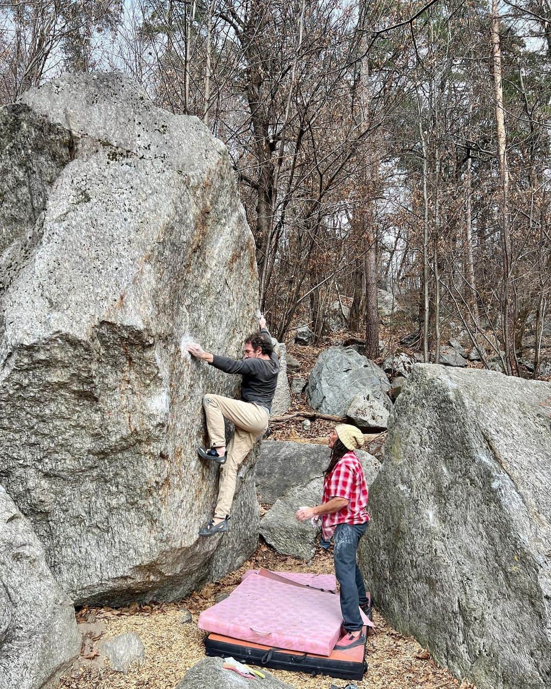 フレッド・二コルのインスタグラム：「The last months have been really busy designing new climbing shoes and testing the first prototypes. And also slowly going back to bouldering after my shoulder injury. #climbingshoedesign #bouldering  picture by Mary @savetheearth」
