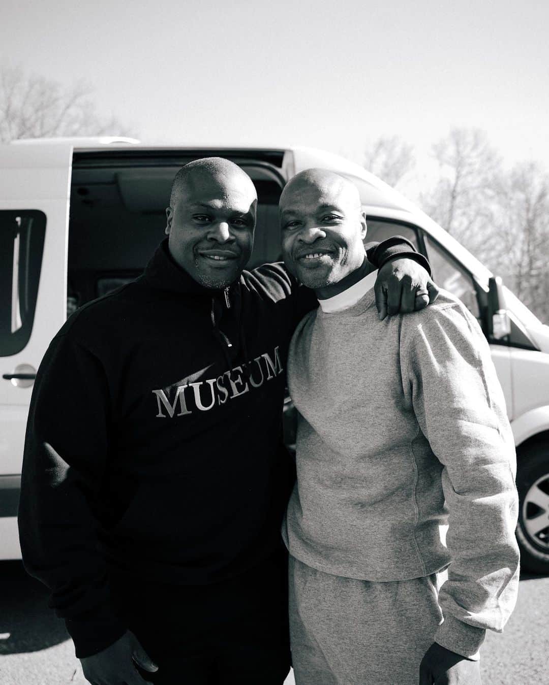 プシャ・Tのインスタグラム：「Dear Mr. Tony Lewis Sr.   I must start with congratulations and welcome home!!   Secondly I must tell you that your son @mrtonylewisjr has helped myself and countless others all while having the weight of your incarceration on his back. I’ve asked for time, I’ve asked for his presence when I couldn’t be present, I’ve asked for him to speak when I didn’t have the words and he’s done it everytime, all while fighting for your freedom!! Whatever small gesture or contribution I may have participated in is nothing to the countless people your son has fed, clothed, helped get a job and even slept outside for those with out a home, again ALL WITH THE WEIGHT OF YOUR INCARCERATION ON HIS BACK!!!   34 years is a long time without family, a father, a grandfather…as you know very well, but me and others are here to tell you, your son didn’t waste a minute of your time, he fought for you the whole time and helped the community at the same damn time!!!!  @brittanykbarnett thank you for never giving up, for being a lifesaver and a family saver. I asked many people who I felt were close to me for help with the Tony Lewis Sr. case and they declined or never came thru…you never forgot abt us or the request…you brought Mr. Tony Lewis Sr. home. We thank you.」