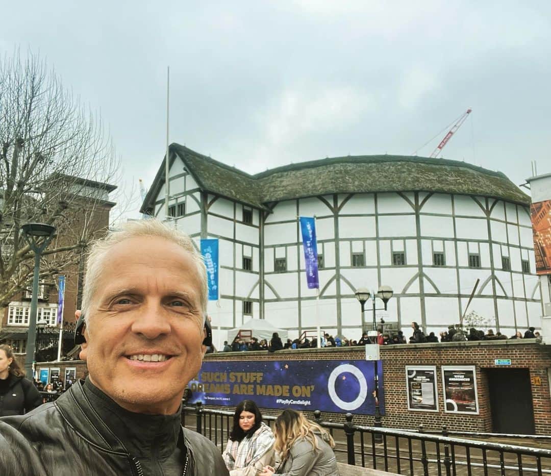 パトリック・ファビアンのインスタグラム：「“Oh! For A Muse Of Fire!”……paying homage to #williamshakespeare at @the_globe in #London @williamshakespearequotes  #ItsHardToBeTheBard #ActorsLife」