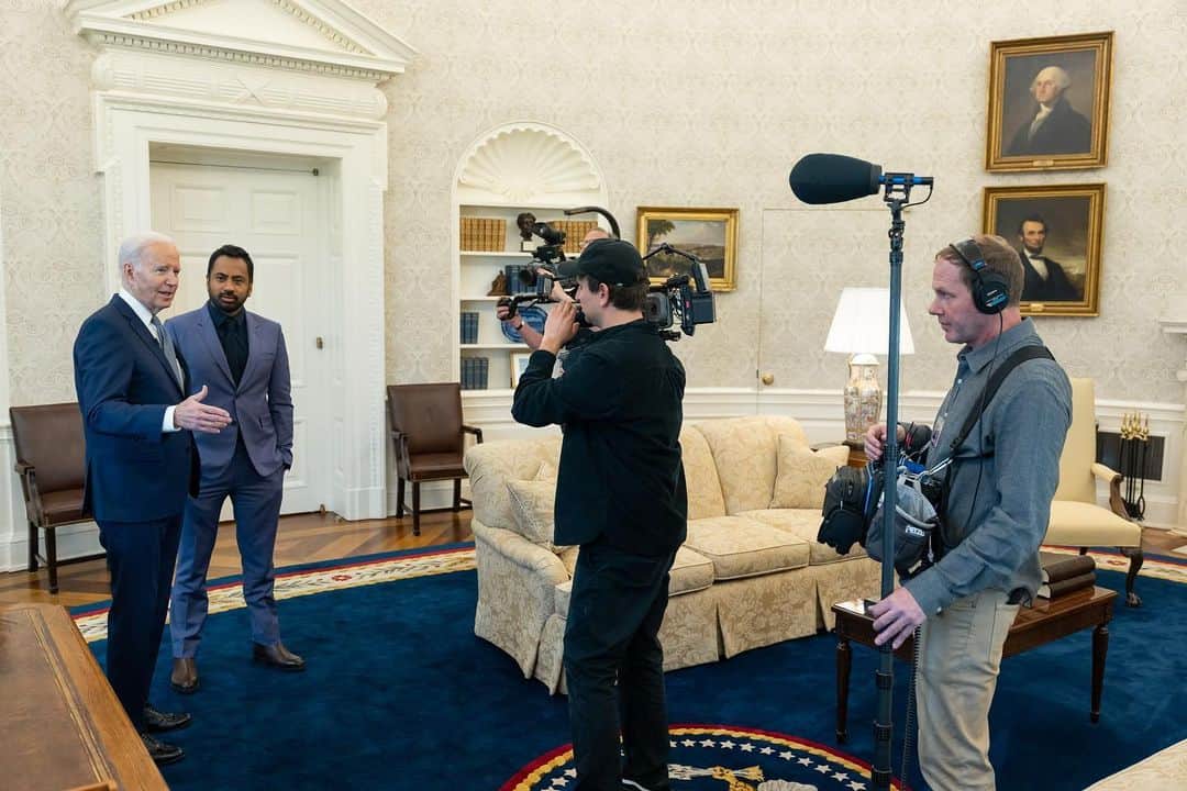 のインスタグラム：「A big thanks to all my incredible guests @thedailyshow last week: • @potus Joe Biden, President of the United States • @sesamestreet Grover • @bbhuttozardari Foreign Minister of Pakistan • @radhikajones Editor-in-Chief of Vanity Fair • @chasten.buttigieg Teacher, Advocate, & Author of I Have Something To Tell You for Young Adults • @bubbawallace @austindillon3 @ryanblaney10 @pswan33 dalanda ouendeno, wade Moore, & everyone at @nascar   Incredible week - thank you! 🙏🏽  📸: The White House / The Daily Show @pbsthephotographer Matt Wilson」