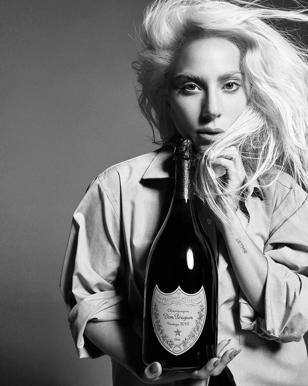 レディー・ガガさんのインスタグラム写真 - (レディー・ガガInstagram)「@ladygaga x @domperignonofficial photographed by @mario_sorrenti.   #DomPérignon #DomPérignonxLadyGaga   Enjoy responsibly.」3月21日 2時00分 - ladygaga