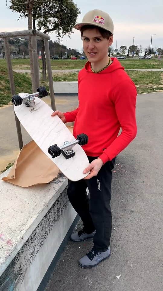 ドメン・スコフィッチのインスタグラム：「A rock board 🛹 for our new team rider @domen_skofic a pro rock climber.   #specialboards #sbboards #longboards #surfskate #skateboard #sharkwheel」