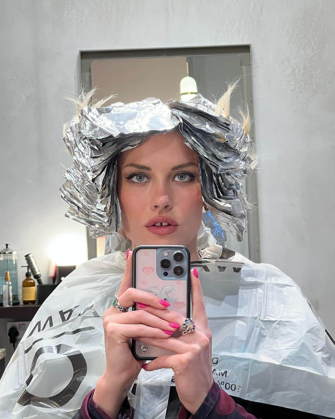 Ashley Smithのインスタグラム：「The tin foil series 📡 final pic is my new shiny hair from @kamila_pruszek @bluetitlondon 💁🏼‍♀️」