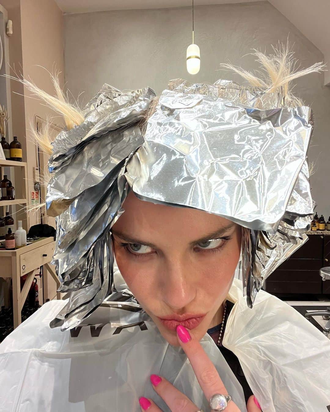 Ashley Smithさんのインスタグラム写真 - (Ashley SmithInstagram)「The tin foil series 📡 final pic is my new shiny hair from @kamila_pruszek @bluetitlondon 💁🏼‍♀️」3月21日 2時13分 - therealashsmith