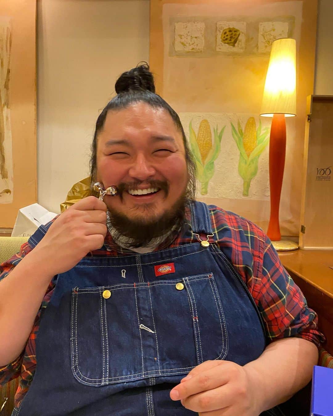 川村エミコのインスタグラム：「え！？ 顔のコロコロが小さいの？ それとも たかとさんが大き過ぎるの？  どっち？？？😊😊😊  #みなさんはどちらだと思いますか？  #いつも優しい米本学仁さん #顔のコロコロ #米本学仁 さん #川村エミコ  ^_^✨✨✨✨」