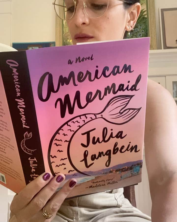 ジェニー・スレイトのインスタグラム：「If you are looking for an excellent read, a gorgeous book, many laughs, please go ahead and buy this book. It is such a good one. @juliallangbein doled out delight. This is one of the ones that, even when you are not actively reading it, you feel its liveliness in your life, like knowing that your beloved has landed in the city. You can feel it’s existence even if you are not physically with it. It is a big heart-brain-turn-on and you know Im very attracted to that combo. Congrats, Jules. You’re a fucking genius, but we’ve been saying that since Y2K. LINK IN BIO TO BUY IT. Comes out 3/21❤️❤️❤️❤️❤️❤️❤️❤️❤️❤️❤️❤️❤️❤️」