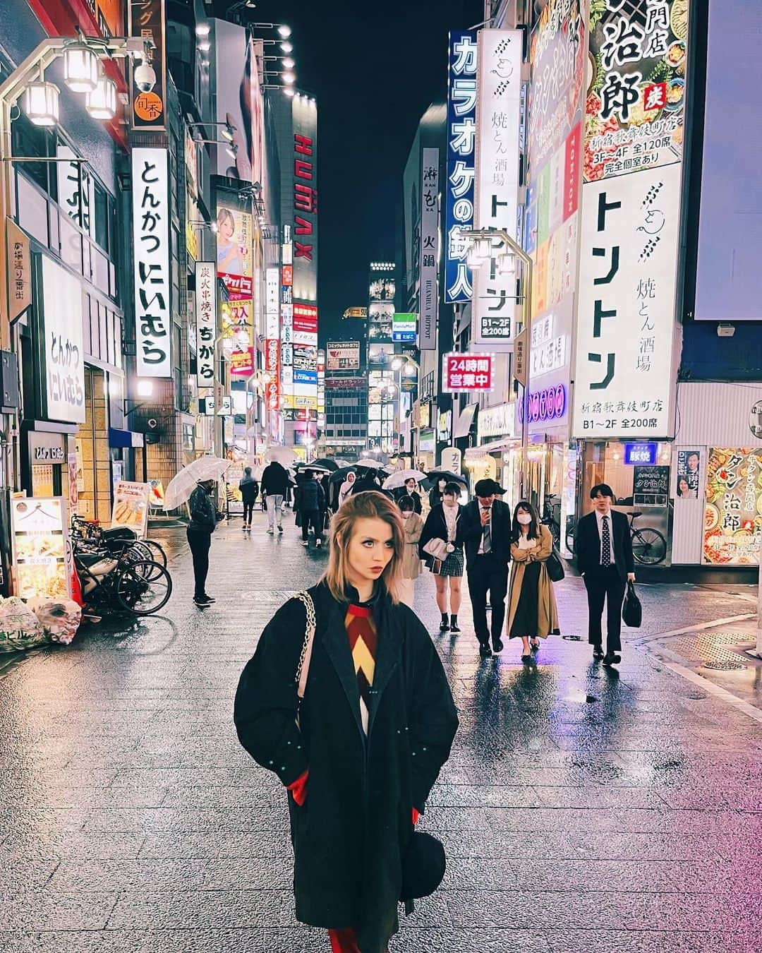 アリソン・ハーバードのインスタグラム：「Shinjuku 🌙」