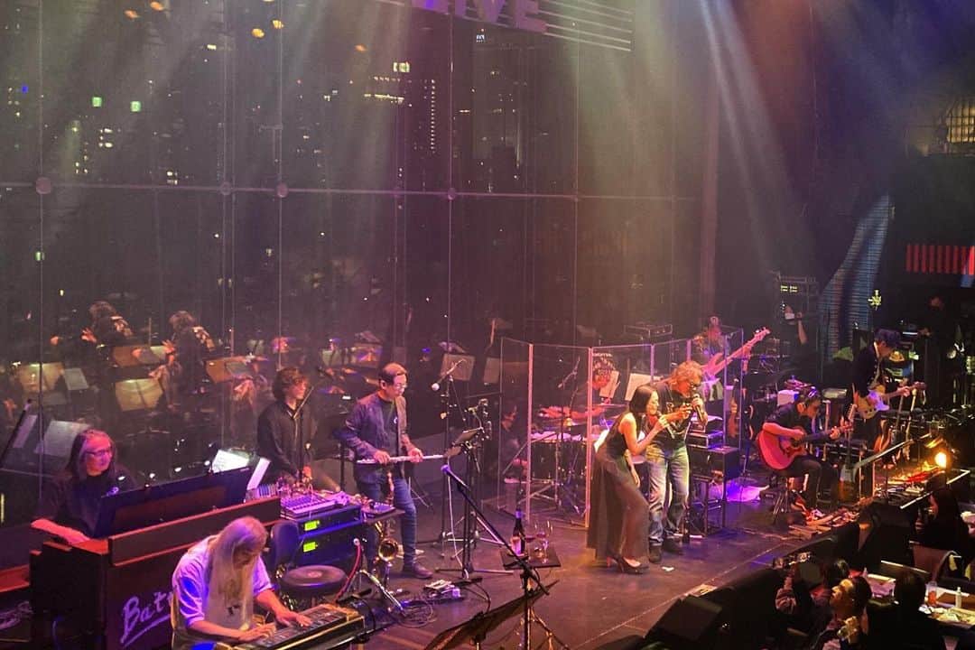 松本英子のインスタグラム：「kosoさんの還暦+αのBillboard LIVE🎶  とても濃厚でROCKな一夜でした。  classのメンバーでもあったkosoさんと歌う『夏の日の1993』は、なんと女子プロゴルファーの古閑美保さんも飛び入りされ一緒に歌わせて頂き、大感動〜✨✨✨  soloで『Squall』や『Singin' the high notes』もsuperバンド 【Guitar:今 剛さん、大西克己さん、ソン・ルイ /さん、Keyboards:小島良喜 さん、Drums:山木秀夫さん、Bass:岡沢茂さん、Sax：竹上良成さん】 の皆さんの鳥肌モノの演奏の中歌わせていただき、初Billboard Tokyoのステージ、とにかく最高でした🎤 音がめちゃめちゃ良くて歌いやすかったー✨  コーラスも沢山で、初めてのODYさんとのコンビも楽しすぎましたし😄 また絶対ご一緒したーいデス🙌  kosoさん、 あらためておめでとうございました❣️ 熱いスピリットを持ち、強さも優しさも清涼感も色気も含んだ唯一無二の歌声、また聴かせてください🎶」