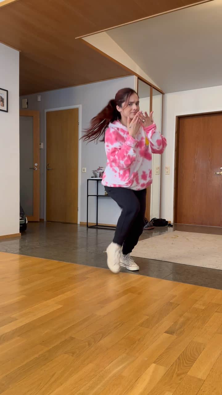 チャチー・ゴンザレスのインスタグラム：「Back home 😊 back to doing lil dancey dances 😊  dc: @kennabeann14」