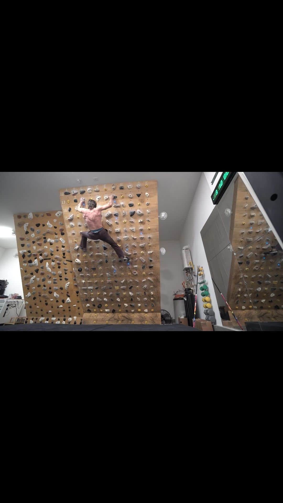 ジョー・キンダーのインスタグラム：「Over the years a lot of people have asked me what I do for training. Thats a tough question to answer because it depends on the goal. My motivation to train isn’t just to train, it’s to send a special project that means the world to me. It’s not easy to spend hours in the gym beating yourself up if there no reason to, Right?  I guess that’s subjective, but for me it’s all for a specific project, so every training effort might be different depending on the style of the climbing.   Training came later in my climbing life and when I saw the benefits actually work I was fu**in sold!  I’ve learned a lot of exercises over the years and I keep some in my plan and ditched a lot of them. The one thing I’ve learned about training is that it’s very personal and not the same for all of us, so it’s good to experiment.   Eric Horst (and Cam Horst) have taught me a lot and shared some workouts that I’ve kept in rotation because they’ve worked and continue to give me the results I want. This video showcases a strength-endurance (30-30) protocol that I regard as the grail workout for my projects. I’m happy to share it with you all.  Thanks to @eric_horst and @physivantage for all of the insight and for keeping me healthy and strong.   It sure does feel good to create a lil video as it’s been a while!  Enjoy!」