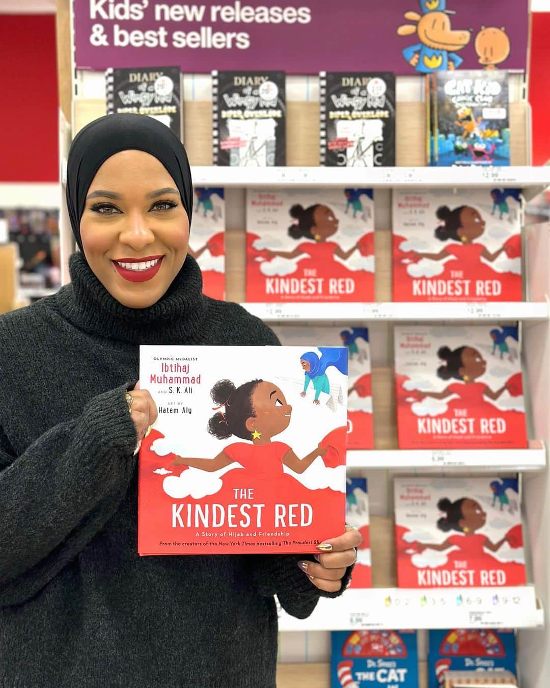 イブテハージ・ムハンマドのインスタグラム：「When I was little, it was rare to see characters in children’s books with brown skin or in hijab. I wanted to change that— to reshape the narrative and help our kids see themselves in the books they read. Excited to share you can shop my ✨new✨ book THE KINDEST RED at a Target store near you. Pinch me!! WE’RE IN TARGET 🎯 ♥️🧕🏽 #TheKindestRed」