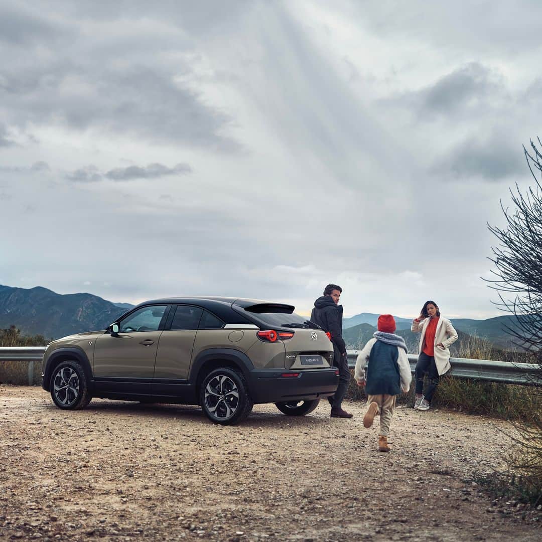 MAZDA Canadaのインスタグラム：「Rain or shine, the first day of Spring calls for getting out and enjoying nature starting to bloom. #MazdaCanada​ 🔴​ Beau temps, mauvais temps, le premier jour du printemps, ça donne envie de sortir et de voir la nature fleurir.​」