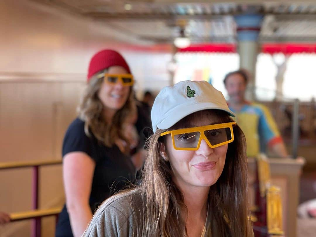 レイトン・ミースターさんのインスタグラム写真 - (レイトン・ミースターInstagram)「4ever cheesin @disneyland 🪄 🏰 🤓」3月21日 3時17分 - itsmeleighton