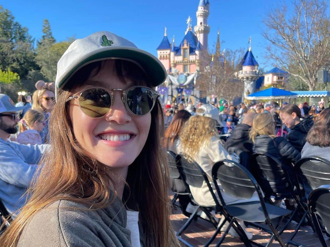 レイトン・ミースターのインスタグラム：「4ever cheesin @disneyland 🪄 🏰 🤓」